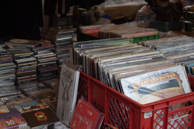 Kullanılmış vinil ve CD müzik mağazası bir bit pazarına dönüştü