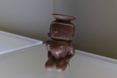 Güzel antik yerli kadın figürü altın müzede seramik vazo