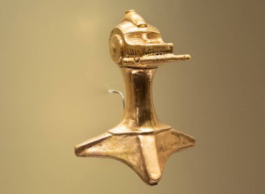 Güzel zoomorfik antik yerli tairona kültürü Kolombiya altın müzesinde altın bir figür