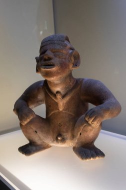 Kolombiya Altın Müzesi 'nde antropomorfik bir adamın eski öfkeli seramiği.