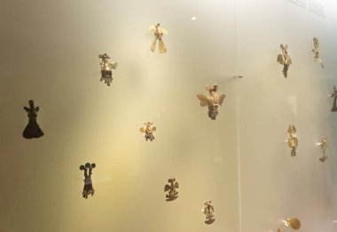 Yarasaların eski küçük altın parçaları.