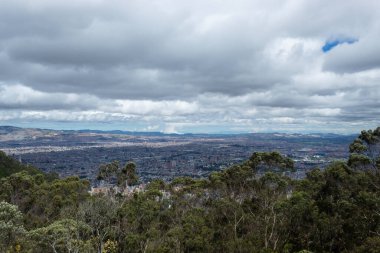 Güneşli bir günde Bogota Kolombiya 'nın başkentinin panoramik manzarası.