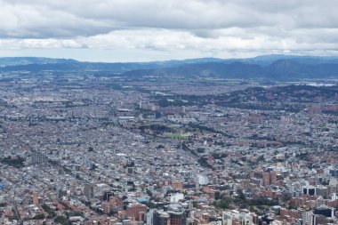 Bogota Kolombiya 'nın kuzeybatı bölgesi manzarası güneşli bir günde doğu dağlarından görülüyor.