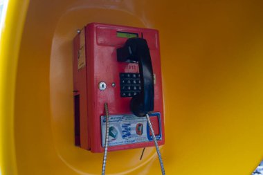 Bit pazarında eski bir ankesörlü telefon kulübesine yakın.