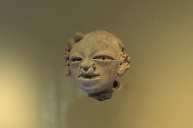 Altın müzede antropomorfik şekilli antik tumaco seramik kafası