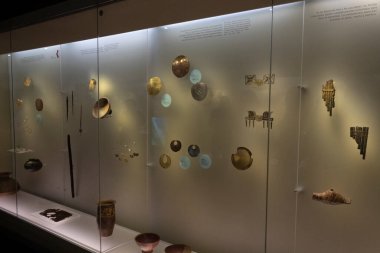 Eski yerli altın parçalarıyla Kolombiya Altın Müzesi vitrini