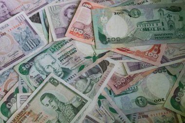 Eski bir Kolombiya banknotuna yakın.