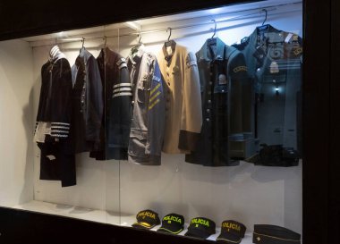 Kolombiya Polis Müzesi 'nde Kolombiyalı klasik polis üniformaları.
