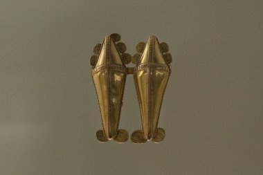 Kolombiya Altın Müzesi 'nde antik yerli çifte elmas geometrik altın parça