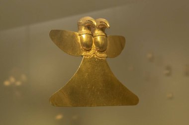 Altın müzedeki antik yerli altın ikiz kuş pektorali