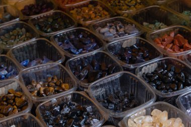 Fela Market 'teki plastik konteynıra enerji veren taşlar