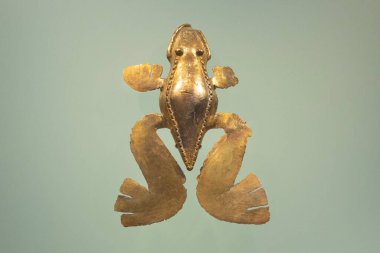 Bogota Altın Müzesi 'ndeki antik bir altın kurbağa parçasına yakın.