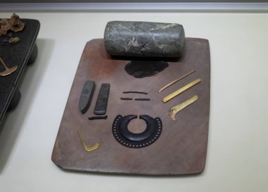 Kadim yerli elementlere ve değerli oyulmuş taşlara yakın.