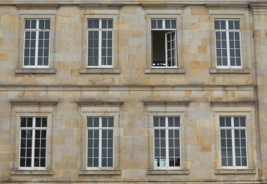 Ulusal Capitol cephesinin sömürgeci pencerelerine yakın 