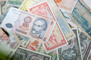 Eski Latin Amerika banknotlarına yakın.