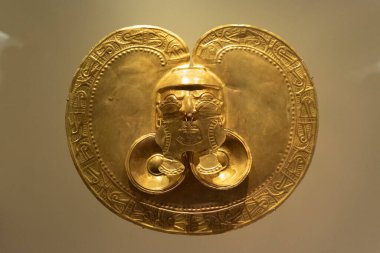 Altın müzedeki antik yerli Kolombiya kültürü altın pektoral.