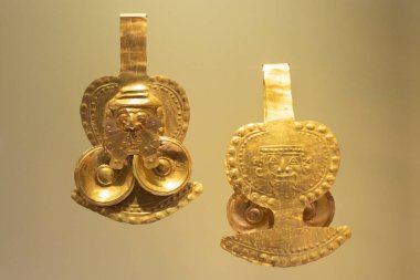 Kolombiya Altın Müzesi 'nde iki antik yerli göğüs kası.