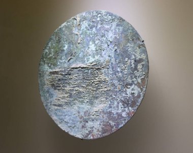 Rusty büyük madalyonu altın müze gösterisine çevirdi.