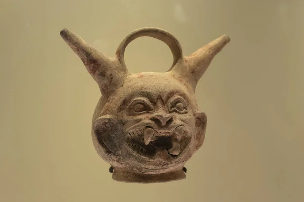 Perto Vaso Antigo Indígena Cerâmica Zoomórfica Dentro Museu Dourado Colombiano — Fotografia de Stock