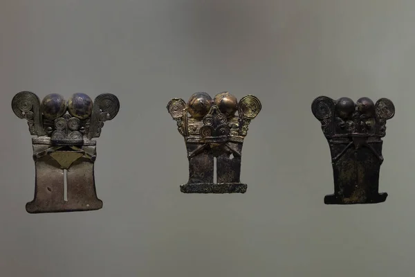 Avvicinamento Tre Antichi Piccoli Pezzi Con Una Lega Oro Rame — Foto Stock