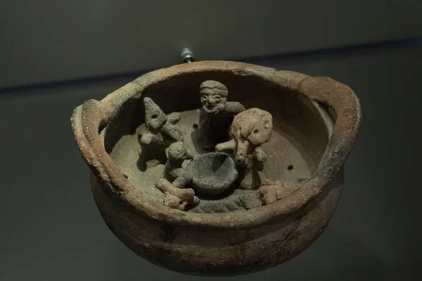 Perto Uma Antiga Cerâmica Tairona Com Uma Cena Interior Museu — Fotografia de Stock