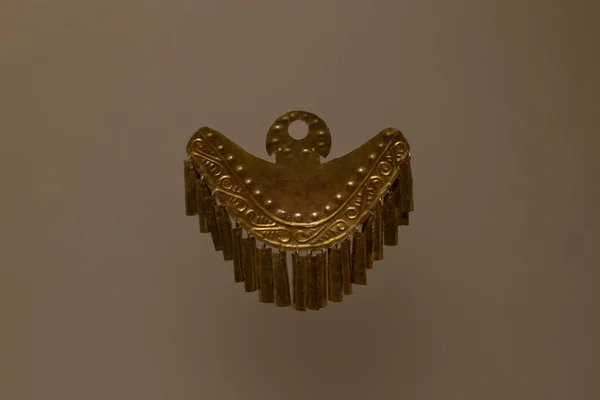 Antico Anello Naso Dorato Con Ciondoli Museo Colombiano Oro — Foto Stock