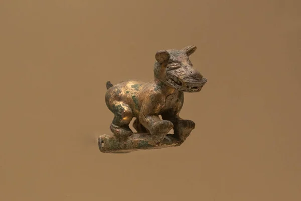 stock image Closeup to an antique golden figure of an animal representation at golden museum