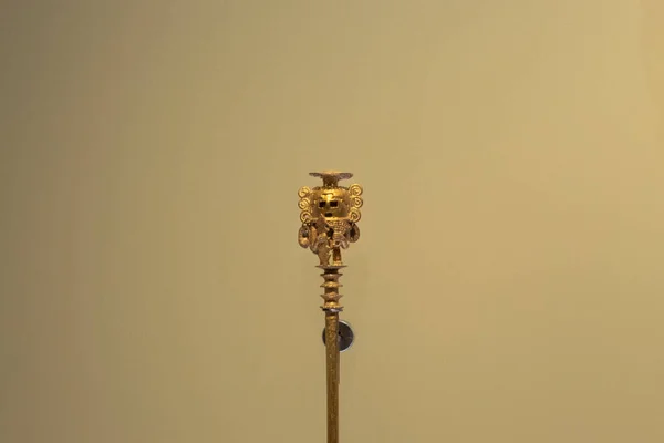 Золотая Маленькая Антропоморфная Форма Верхушке Деревянной Палки Золотом Музее — стоковое фото