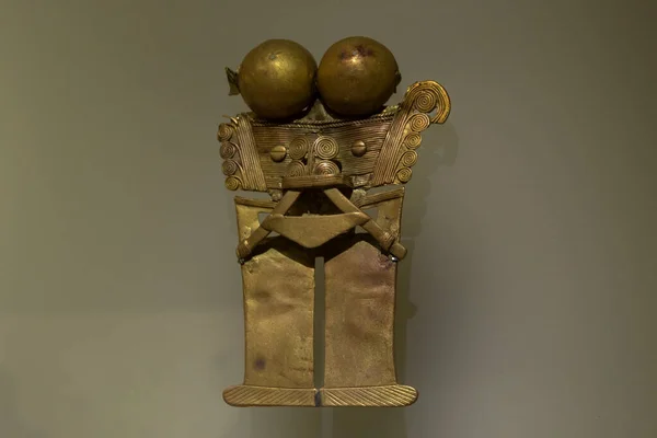 在黄金博物馆里的一个古老的金黄色小圆柱体文化 — 图库照片