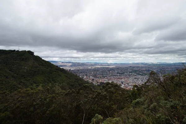 美丽的波哥大科洛米亚东部山区景观 背景为城市景观 — 图库照片