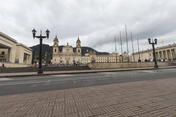 Bolivar Meydanı panoramik 8. Cadde 'den izlendi. Adalet Sarayı, Ulusal Meclis. Güneşli bir günde ilkel bir katedral.