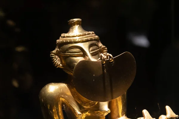 黄金の博物館で美しい先祖代々の女性のサボテンの黄金の作品に近い — ストック写真