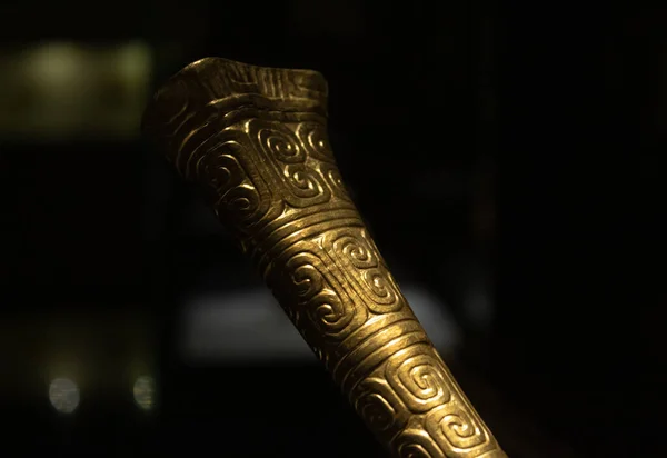 Κοντινό Πλάνο Ένα Χρυσό Γλυπτό Τρομπέτα Των Αρχαίων Πολιτισμών Pre — Φωτογραφία Αρχείου