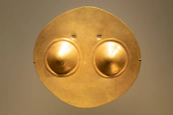Золотая Женская Грудная Клетка Древней Доколумбовой Культуры Колумбийском Золотом Музее — стоковое фото