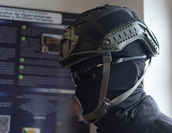 コロンビア警察博物館のCopesコロンビア警察特殊部隊戦術ヘルメットと眼鏡の近く — ストック写真