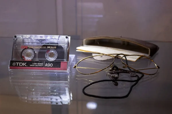 Kasetę Ostatnim Wezwaniem Okulary Należące Pabla Escobara Skonfiskowane Kolumbijskim Muzeum — Zdjęcie stockowe