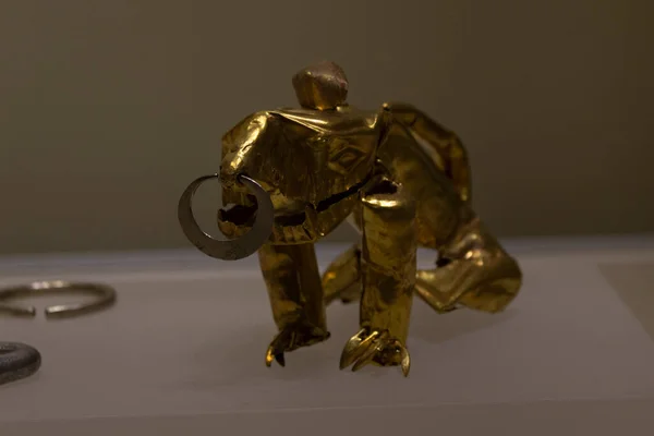 Αρχαία Γηγενής Χρυσό Κομμάτι Αναπαράσταση Ενός Αιλουροειδούς Ένα Δαχτυλίδι Θορύβου — Φωτογραφία Αρχείου