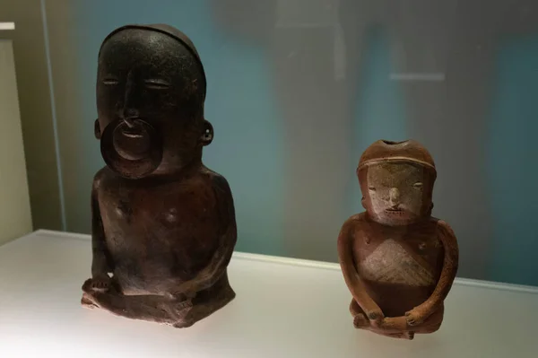 Two Indigenous Anthropomorphic Ceramics Golden Museum — Stock Photo, Image