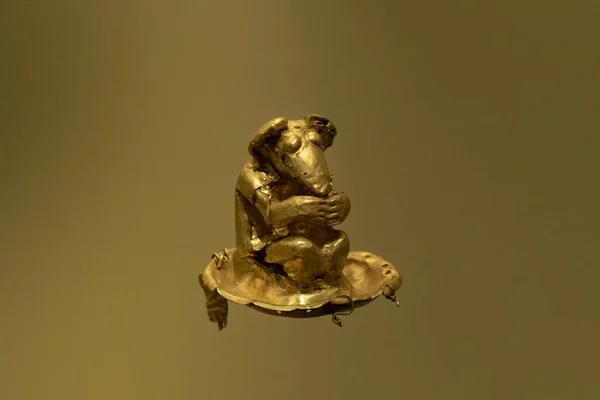 Μια Μικρή Χρυσή Φιγούρα Μιας Αναπαράστασης Ποντικιού Για Την Προ — Φωτογραφία Αρχείου
