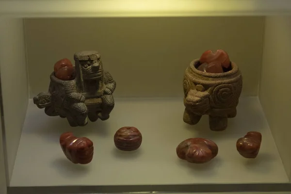 Zbliżenie Pięknej Małej Ceramiki Czerwonymi Rzeźbionymi Klejnotami Ceramice Wewnątrz Złotego — Zdjęcie stockowe