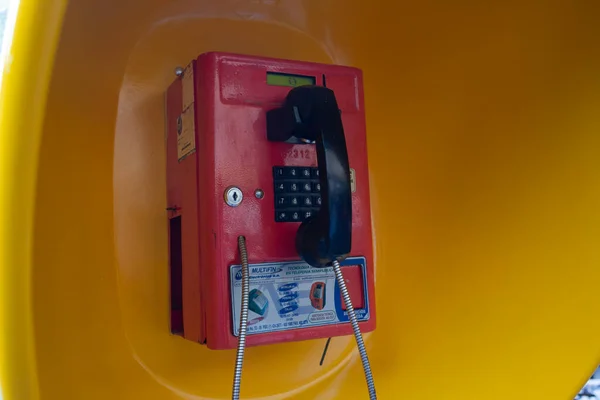 Закройте Старую Телефонную Будку Блошином Рынке Центре Города — стоковое фото