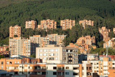 Gün batımında Bogota Kolombiya 'nın doğu dağlarında bulunan tuğlalı konut binaları.