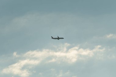 BOGOTA, COLOMBIA - mavi bulutlu gökyüzü ile gün batımında uçan bir uçak