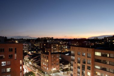 Bogota Kolombiya 'nın kuzeyindeki güzel turuncu ve mavi şehir manzarası