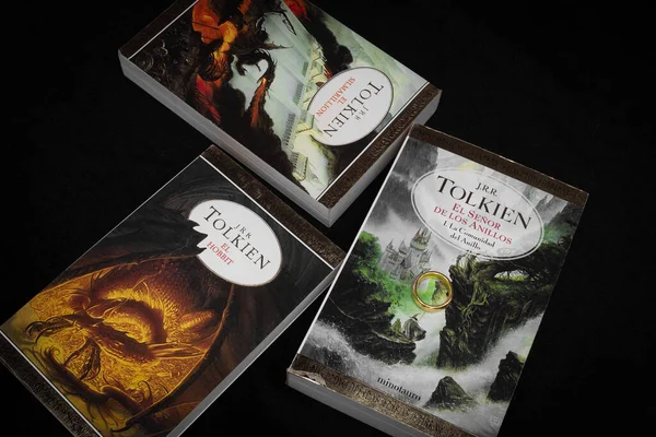 Три Учебника Испанскому Языку Толкина Золотым Кольцом Над Братством Кольцевой — стоковое фото