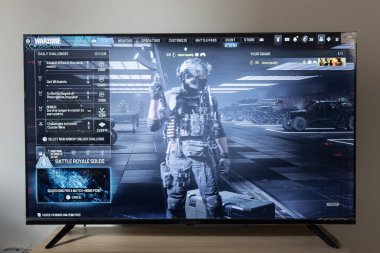 Warzone görev çağrısı modern savaş III 2023 bir android akıllı televizyonunda yeni bir savaş oyunu yüklüyor.