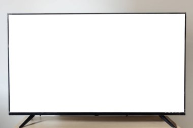 Beyaz ekran, İskandinav ahşap masa stili üzerinde modern akıllı bir televizyon.