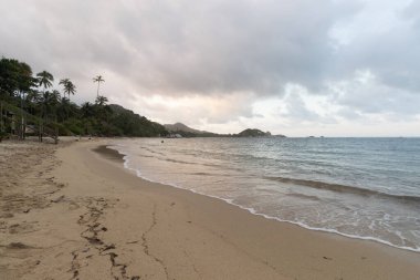 Kolombiya Tayrona Ulusal Parkı 'ndaki La Piscina plajında güzel mavi menekşe gün batımı