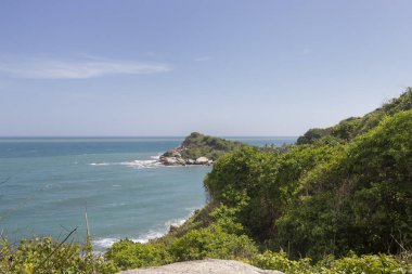 Güneşli bir günde güzel tropikal orman dağları ve Karayip plajları