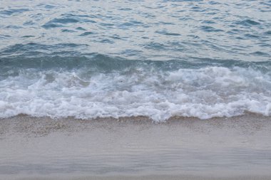 Karayip sahilinde mavi bir turkuaz dalgaya yakın. 